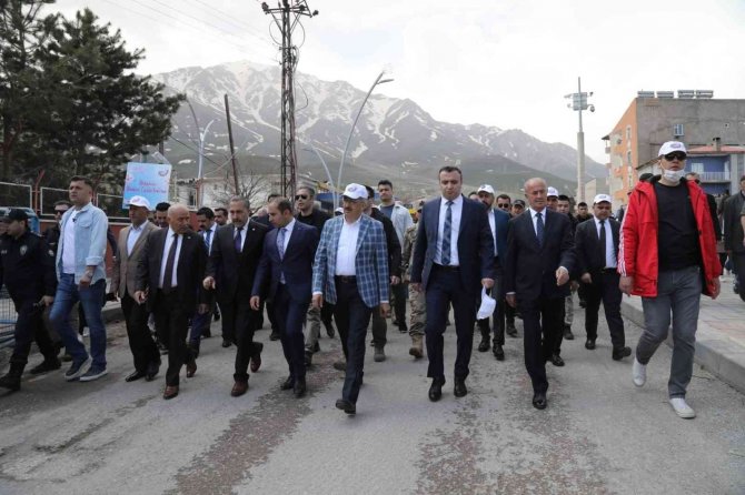 ’1. Akdamar Adası Badem Çiçeği Festivali’ Kortej Yürüyüşüyle Başladı