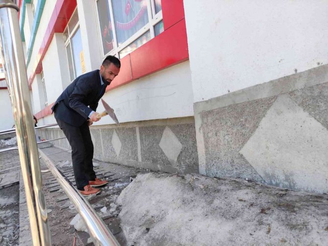 Ellerine Kazma Kürek Alan Öğretmenlerin Kar Temizliği