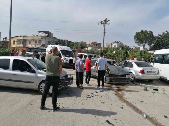 Kontrolden Çıkan Otomobil İki Araca Çarptı, Sürücüler Yaralandı