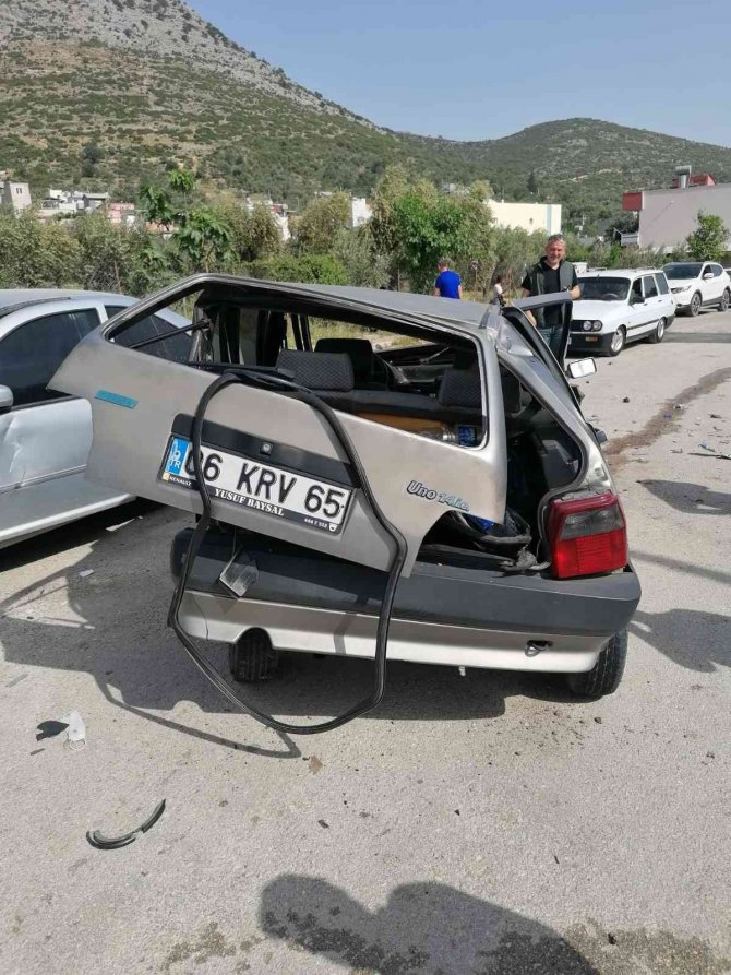 Kontrolden Çıkan Otomobil İki Araca Çarptı, Sürücüler Yaralandı