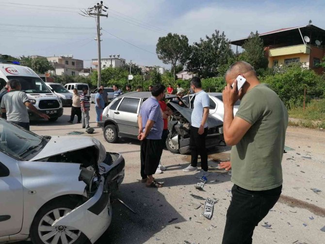 Kontrolden Çıkan Otomobil İki Araca Çarptı, Sürücüler Yaralandı