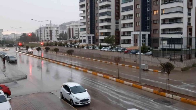 Çiftçinin Uzun Zamandır Beklediği Yağmur Geldi
