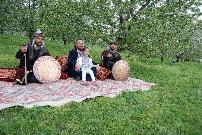 Çiçek Açan Kiraz Bahçelerinde Masalsı Görüntüler