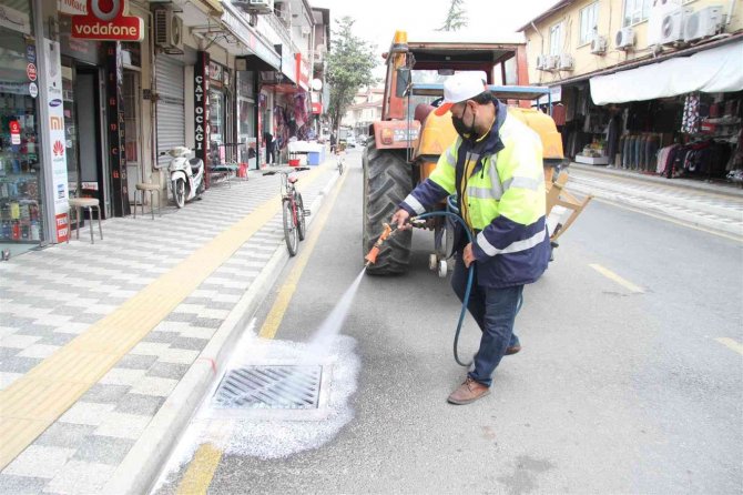 Akyazı’da Cadde Ve Sokaklar İlaçlanıyor