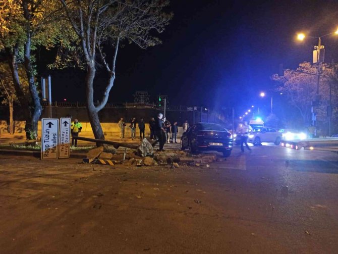Ankara’da İki Otomobil Çarpıştı: 3 Yaralı