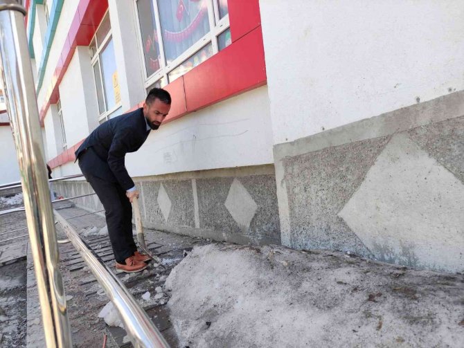 Ellerine Kazma Kürek Alan Öğretmenlerin Kar Temizliği