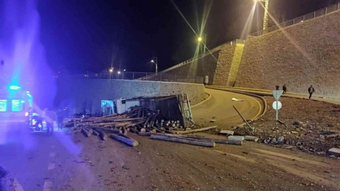 Kavşağı Dönemeyen Tomruk Yüklü Kamyon Devrildi: 1 Yaralı