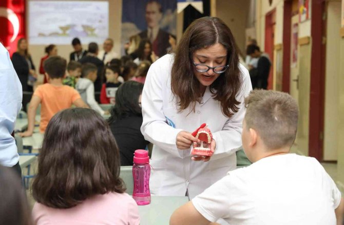 Deü, Miniklere Diş Sağlığını Öğretiyor