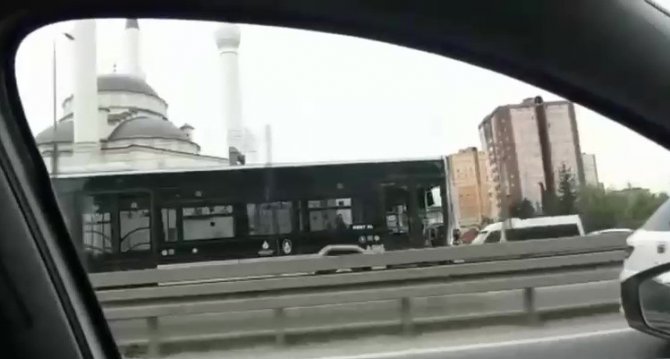 Metrobüs Yolunda Akıl Almaz Kaza: Sürücüsüz Metrobüs Dehşet Saçtı