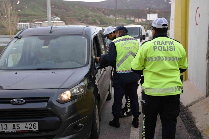 Tatvan’da Bayram Öncesi Emniyet Kemeri Uygulaması Yapıldı