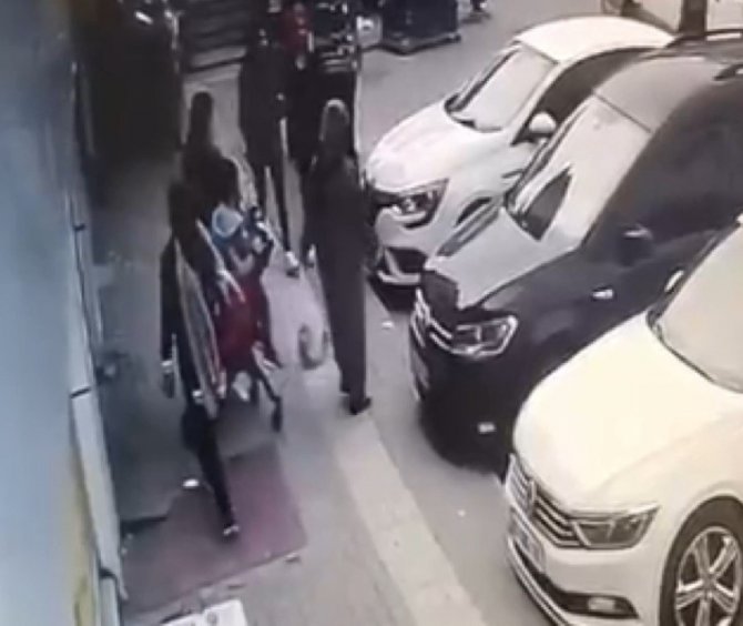 Market Arabasında Duran Çantayı Böyle Çaldı