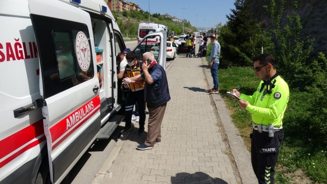 Aynı İstikamette Seyir Halinde Olan Otomobile Arkadan Çarptı: 2 Yaralı