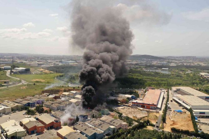Tuzla’da Fabrikada Şiddetli Patlama: Fabrika Alevlere Teslim Oldu
