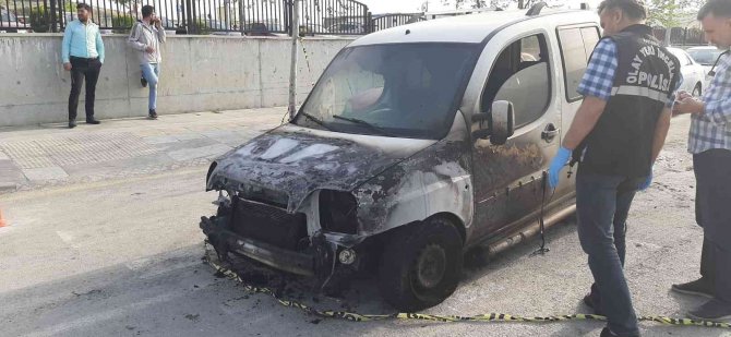 Yanan Aracını Söndürmek İsterken Yaralandı