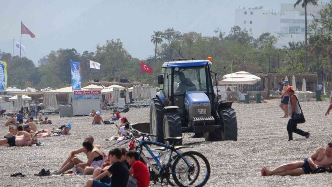 Dünyaca Ünlü Sahil, Traktörlerle Tarla Gibi Sürülüp Sezona Hazırlanıyor