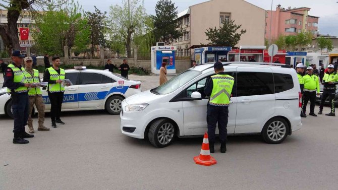 Muş’ta Polis Ve Jandarmadan ‘Bayramınız Kemerli Olsun’ Uygulaması