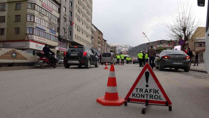 Muş’ta Polis Ve Jandarmadan ‘Bayramınız Kemerli Olsun’ Uygulaması