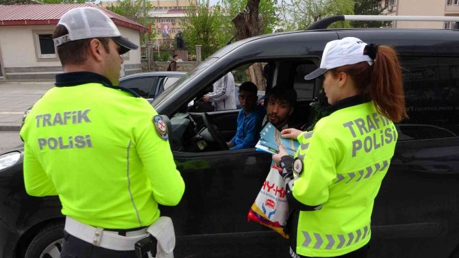 Muş’ta Polis Ve Jandarmadan ‘Bayramınız Kemerli Olsun’ Uygulaması