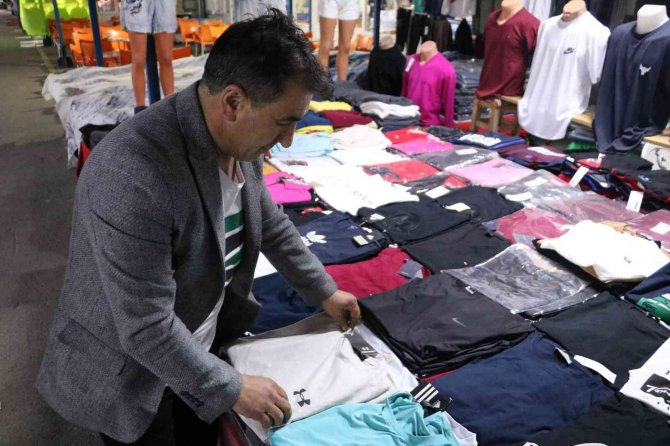 Edirne’de Ulus Pazar Esnafı Bayram Alışverişi İçin Tezgahlarını Gece Saatlerinde Açtı