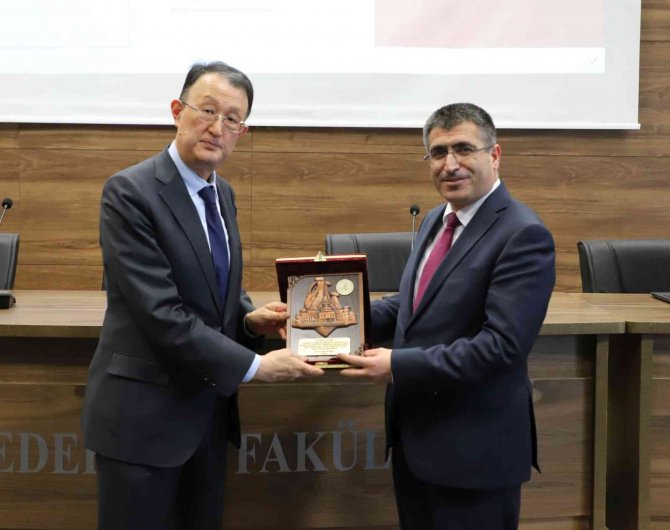 Japonya Büyükelçiliği Elçi-müsteşar, Misyon Şefi Yardımcısı Takeroaoyama Nevü’de Konferansı Verdi