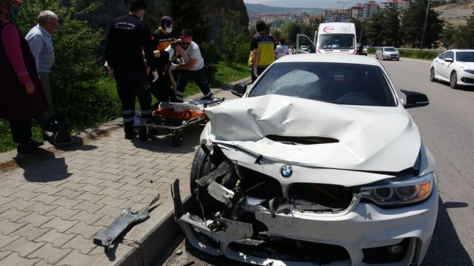 Aynı İstikamette Seyir Halinde Olan Otomobile Arkadan Çarptı: 2 Yaralı