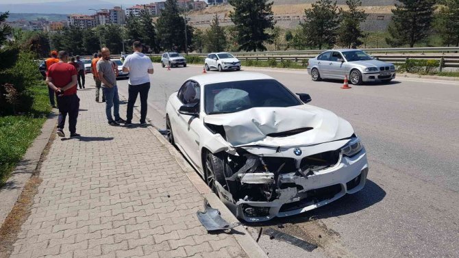 Aynı İstikamette Seyir Halinde Olan Otomobile Arkadan Çarptı: 2 Yaralı