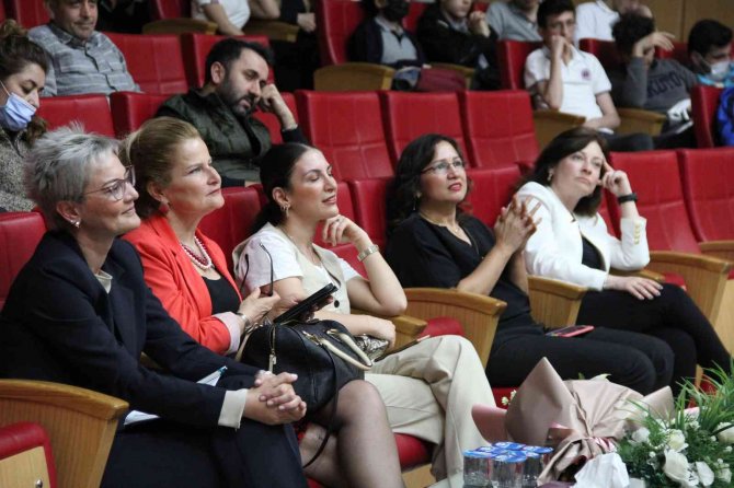 Bu Oyun Bilinçlendirirken Güldürdü