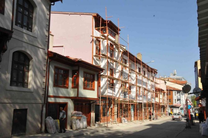Akşehir İ̇maret Sokak’taki Sokak Sağlıklaştırma Çalışmaları Sürüyor