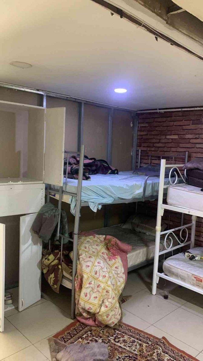 Kuaförden Kaçak Göçmen Evine Gizli Geçit: Polisten ’Şok Evi’ Baskını