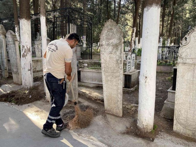 Kuşadası’nda Mezarlıklar Bayram Ziyaretine Hazır