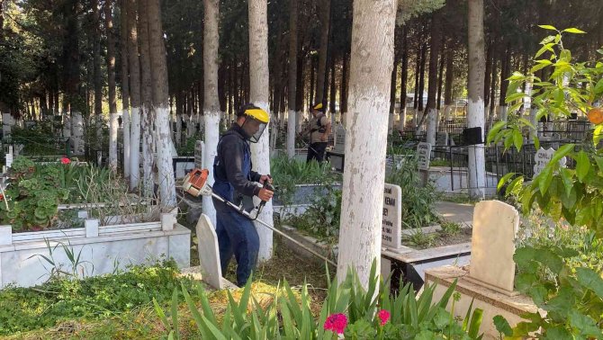Kuşadası’nda Mezarlıklar Bayram Ziyaretine Hazır