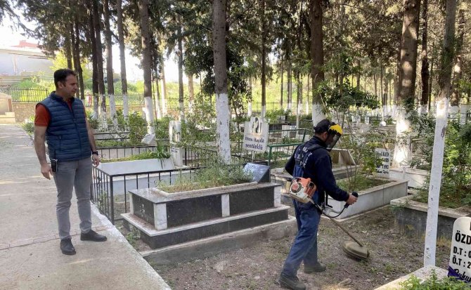 Kuşadası’nda Mezarlıklar Bayram Ziyaretine Hazır