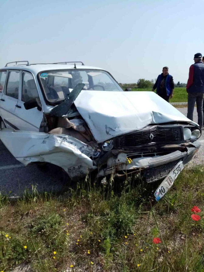 Manyas’ta Trafik Kazası 2 Yaralı