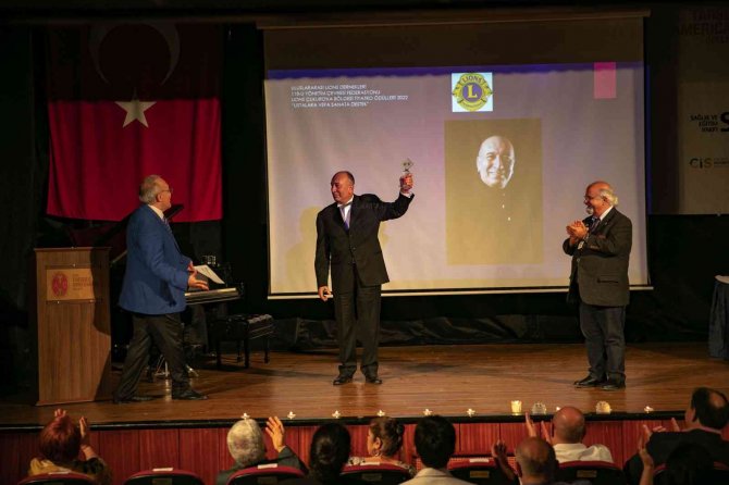 Başkan Seçer’e ’Yılın Sanat Öncüsü’ Ödülü