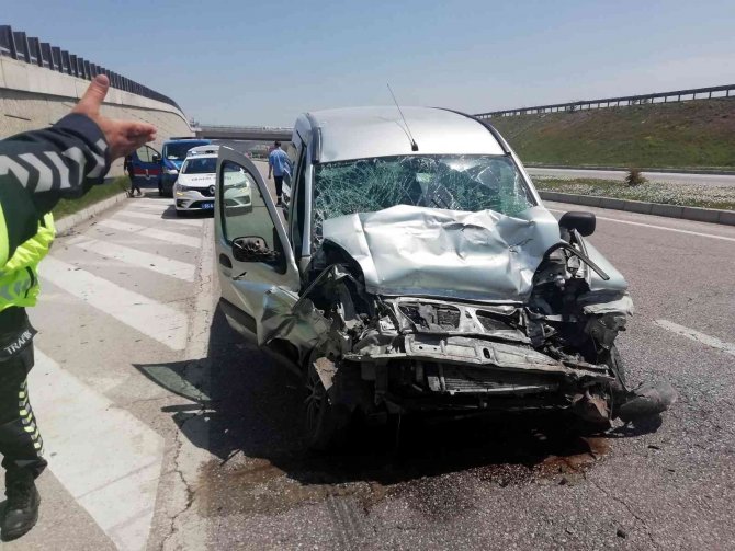 Samsun’da Hafif Ticari Araç Tankere Çarptı: 3 Yaralı