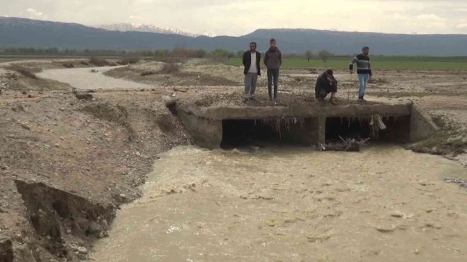 Muş’ta Tarım Arazileri Su Altında Kaldı