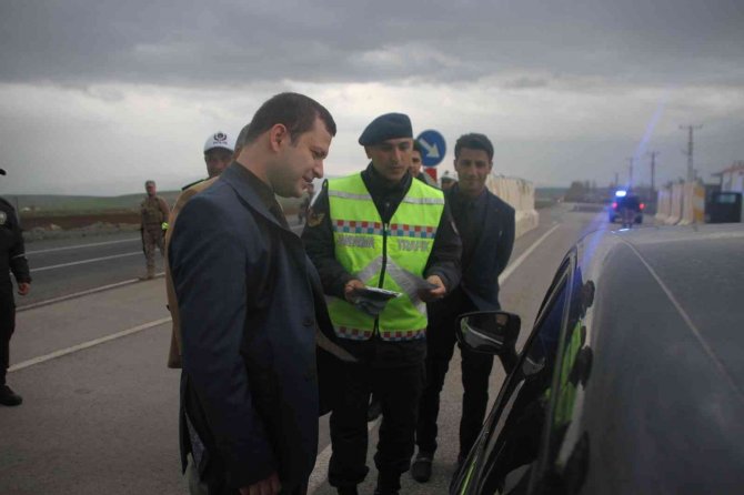 Malazgirt’te Polis Ve Jandarmadan ’Bayramınız Kemerli Olsun’ Uygulaması