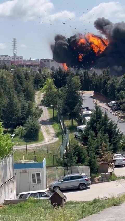 Tuzla’daki Fabrikada Patlama Anı Kamerada
