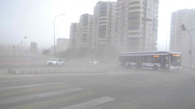 Şanlıurfa’da Fırtına Sürücülere Zor Anlar Yaşattı