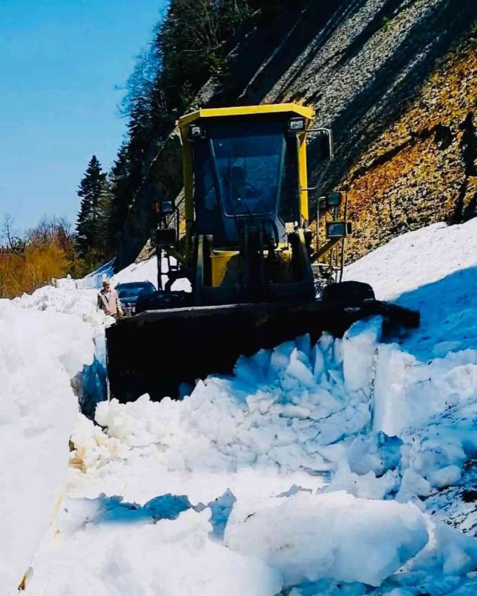Sinop’ta Kar Nedeniyle Kapalı Olan Köy Yolu Ulaşıma Açıldı