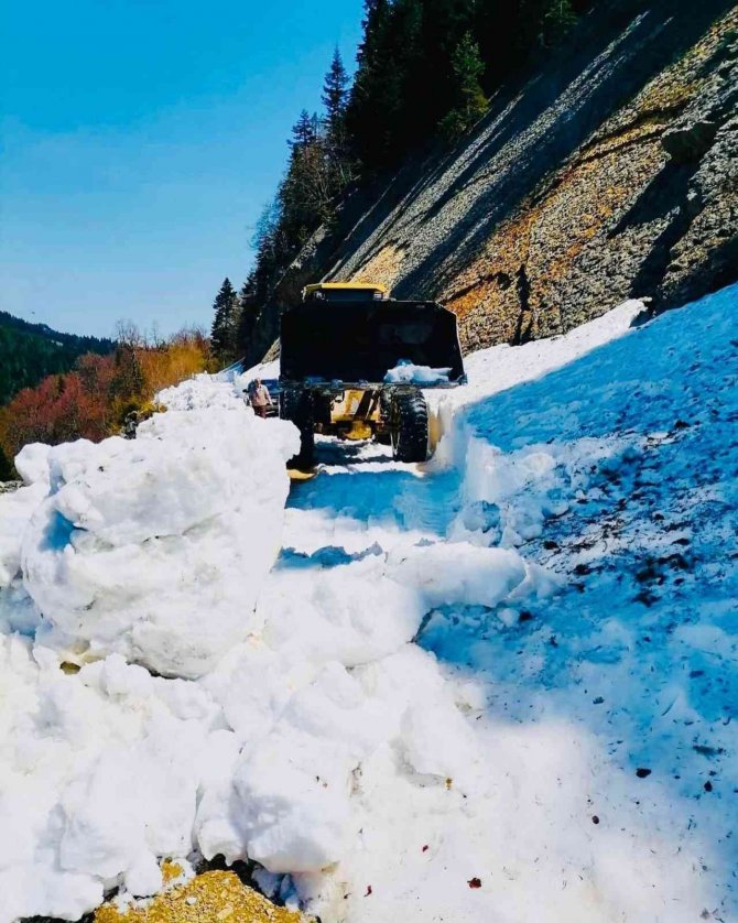 Sinop’ta Kar Nedeniyle Kapalı Olan Köy Yolu Ulaşıma Açıldı