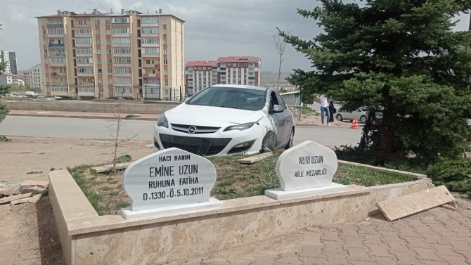 Mezar Duvarına Çarparak Durdu, 3 Yaralı