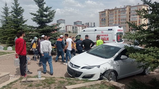 Mezar Duvarına Çarparak Durdu, 3 Yaralı