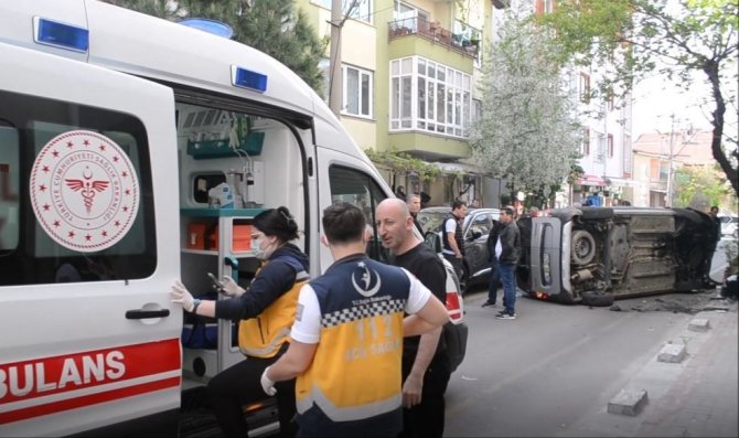 Ters Yöne Giren Araç Önce Otomobile Sonra Ağaca Çarptı: 1 Yaralı