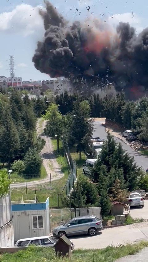 Tuzla’daki Fabrikada Patlama Anı Kamerada