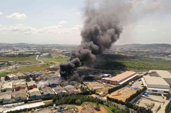 Tuzla’da Fabrikada Şiddetli Patlama: Fabrika Alevlere Teslim Oldu
