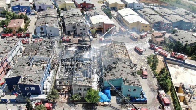 Tuzla’da Patlamanın Ardından Yanan Fabrikada 7 Kişi Yaralandı, 3 Kişiden Haber Alınamıyor