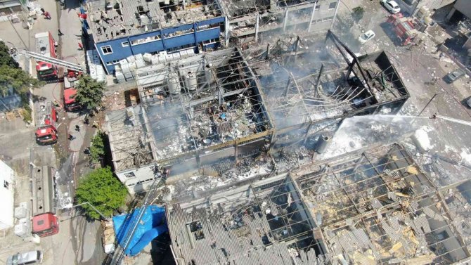 Tuzla’da Patlamanın Ardından Yanan Fabrikada 7 Kişi Yaralandı, 3 Kişiden Haber Alınamıyor
