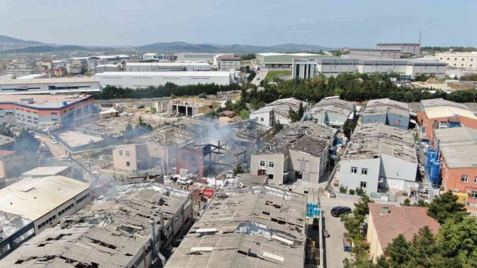 Tuzla’da Patlamanın Ardından Yanan Fabrikada 7 Kişi Yaralandı, 3 Kişiden Haber Alınamıyor