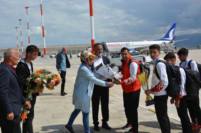 Bitlisli Sporculardan Altın Madalya